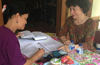 פרופ' רונית ריצ'י ומורתה, סרי רטנה סקטימוליה, בג׳וגג׳קרטה (אינדונזיה)